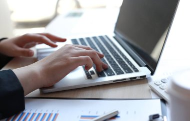 Teknoloji ve internet iletişimi dünyası, finans uzmanları emlak gelirlerini, Finans ve Vergi Teknolojisi kavramlarını hesaplamak ve kontrol etmek için dizüstü bilgisayar kullanıyor.