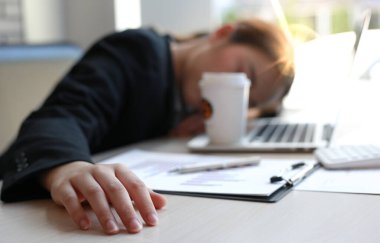 Finans muhasebecisi, emlak ve hesap yönetimindeki gelir ve giderlerini analiz ve özetleme üzerine çalışır. Yorulmasına ve masasında uyumasına neden olur. Çok çalışma ve fazla mesai konsepti..