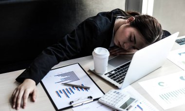 Finans muhasebecisi, emlak ve hesap yönetimindeki gelir ve giderlerini analiz ve özetleme üzerine çalışır. Yorulmasına ve masasında uyumasına neden olur. Çok çalışma ve fazla mesai konsepti..