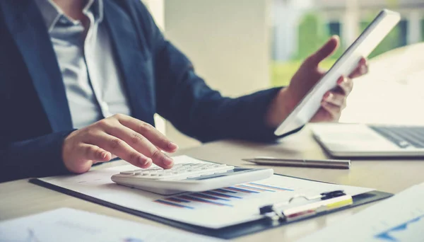 Boekhouders Zakenlieden Berekenen Inkomsten Uitgaven Analyseren Van Onroerend Goed Investeringsgegevens — Stockfoto