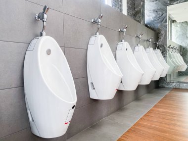 Erkekler için beyaz pisuar tasarımı, açık hava pisuarlarını kapatın erkekler için umumi tuvalet, sidik kavramı..