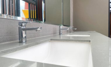 Umumi tuvaletler, umumi tuvaletleri, umumi tuvaletleri ve hijyen kavramını kullanan insanlar için el yıkama malzemeleri..