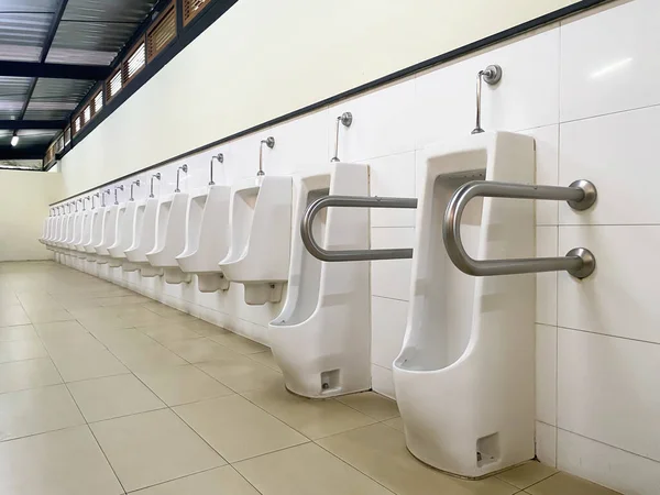 Desenho Urinóis Brancos Dos Homens Close Linha Urinóis Livre Homens — Fotografia de Stock