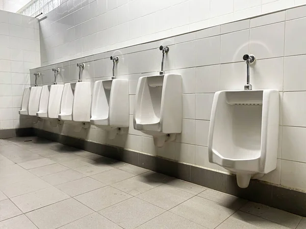 Diseño Urinarios Blancos Los Hombres Primer Plano Fila Urinarios Aire — Foto de Stock