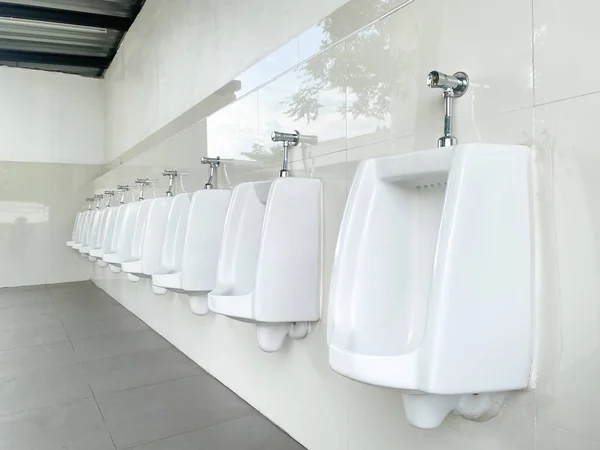 Männer Weiße Urinale Design Nahaufnahme Reihe Von Outdoor Urinale Männer — Stockfoto