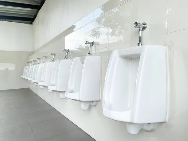 Diseño Urinarios Blancos Los Hombres Primer Plano Fila Urinarios Aire — Foto de Stock