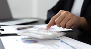 Muhasebe işadamları gelir-gider hesapları yapıyor ve emlak yatırım verileri, mali ve vergi sistemleri kavramını analiz ediyorlar.