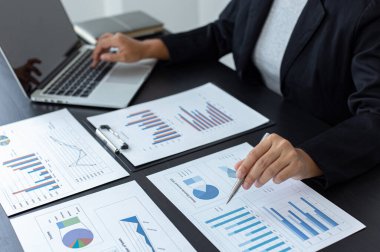 Pazarlama müdürü şirketin finansal gelir grafiğini analiz ederek şirketin yapısını gelecekte ekonomiye hazır hale getirmek için geliştirdi. Mali sonuçlar analiz kavramı.