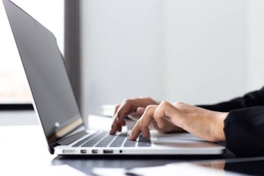 Finans işadamları, müşterileri, Muhasebe ve Vergi kavramlarının şirket vergilerini azaltmak için pazarlama stratejilerini ve emlak verilerini analiz etmek için dizüstü bilgisayar kullanıyorlar..