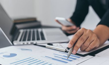 Pazarlama müdürü şirketin finansal gelir grafiğini analiz ederek şirketin yapısını gelecekte ekonomiye hazır hale getirmek için geliştirdi. Mali sonuçlar analiz kavramı.