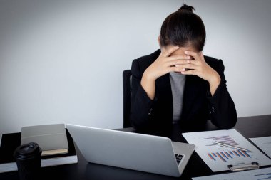 Migren ağrılarına yol açan ekonomik kriz nedeniyle, mali muhasebeciler emlak, sıkı çalışma ve fazla mesai konseptinin şirket gelirlerinin analizi ve özeti üzerinde çalışıyorlar..