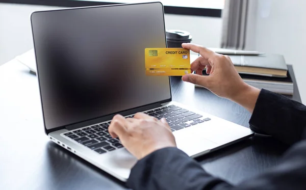 Kobiety Korzystają Laptopa Rejestracji Zakupów Online Przy Użyciu Płatności Kartą — Zdjęcie stockowe