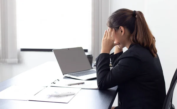 Lei Sottolineato Causa Della Crisi Economica Causando Mal Testa Emicrania — Foto Stock