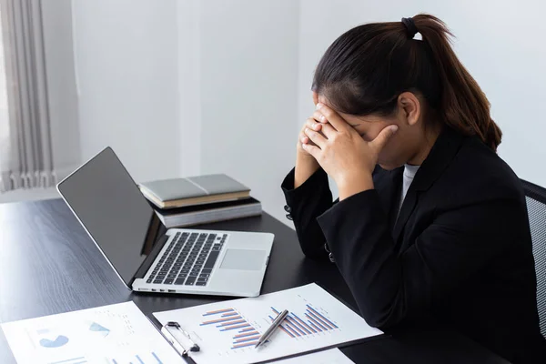 Lei Sottolineato Causa Della Crisi Economica Causando Mal Testa Emicrania — Foto Stock