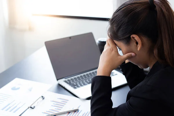 Lei Sottolineato Causa Della Crisi Economica Causando Mal Testa Emicrania — Foto Stock