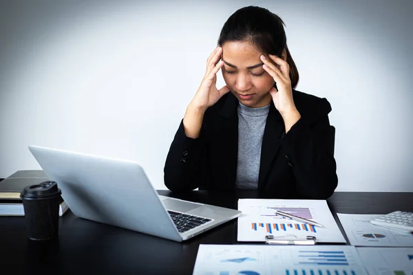 Lei Sottolineato Causa Della Crisi Economica Causando Mal Testa Emicrania — Foto Stock