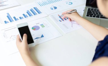Pazarlama müdürü şirketin finansal gelir grafiğini analiz ederek şirketin yapısını gelecekte ekonomiye hazır hale getirmek için geliştirdi. Mali sonuçlar analiz kavramı.