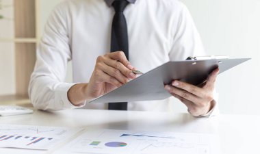 Pazarlama müdürü şirketin finansal gelir grafiğini analiz ederek şirketin yapısını gelecekte ekonomiye hazır hale getirmek için geliştirdi. Mali sonuçlar analiz kavramı.