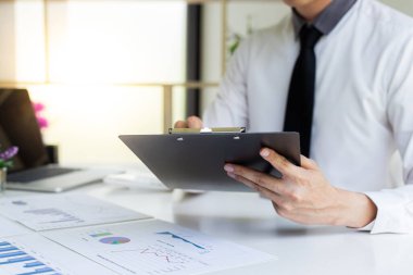 Pazarlama müdürü şirketin finansal gelir grafiğini analiz ederek şirketin yapısını gelecekte ekonomiye hazır hale getirmek için geliştirdi. Mali sonuçlar analiz kavramı.