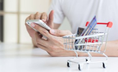 Erkekler internet üzerinden kredi kartı ödemeleri, teknoloji ve internet dünyasında rahatlık, çevrimiçi alışveriş ve online bankacılık kavramını kullanarak online alışverişleri kaydetmek için akıllı telefon kullanıyorlar..