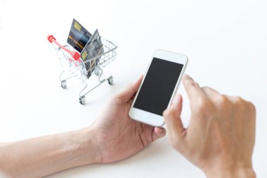 Erkekler internet üzerinden kredi kartı ödemeleri, teknoloji ve internet dünyasında rahatlık, çevrimiçi alışveriş ve online bankacılık kavramını kullanarak online alışverişleri kaydetmek için akıllı telefon kullanıyorlar..