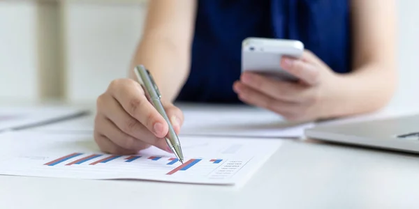 Marknadsföringschefen Har Analyserat Företagets Resultatkurva För Att Utveckla Företagets Struktur — Stockfoto