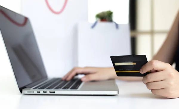 Kobiety Korzystają Laptopa Rejestracji Zakupów Online Przy Użyciu Płatności Kartą — Zdjęcie stockowe