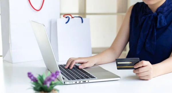 Nők Használják Laptop Regisztrálni Online Vásárlások Segítségével Hitelkártyás Fizetések Kényelem — Stock Fotó