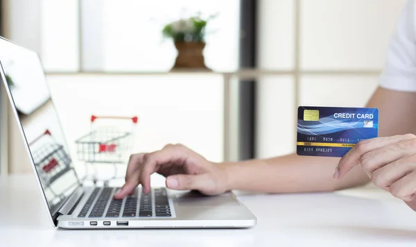 Erkekler Internet Üzerinden Kredi Kartı Ödemelerini Teknoloji Nternet Rahatlığı Online — Stok fotoğraf