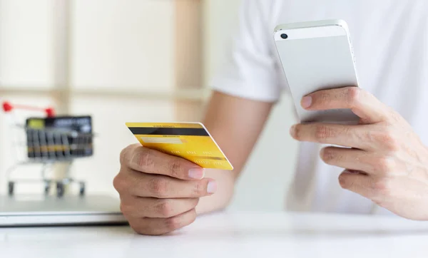 Mężczyźni Używają Smartfona Rejestracji Zakupów Online Przy Użyciu Płatności Kartą — Zdjęcie stockowe