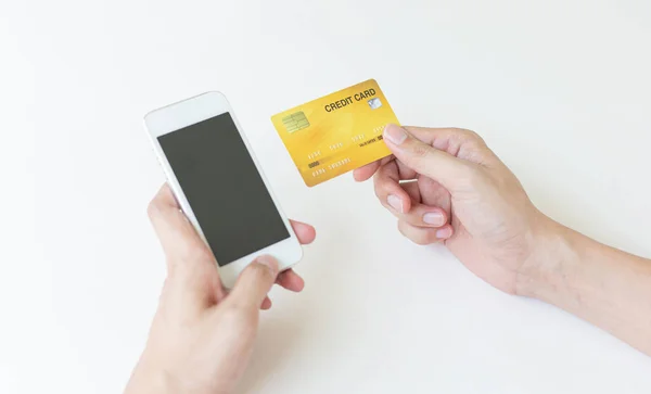 男性は クレジットカード決済を使用してオンライン購入を登録するためにスマートフォンを使用します 技術とインターネットの世界での利便性 ショッピングオンラインと銀行オンラインの概念 — ストック写真