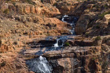 Doğal Rocky Terrain Nehri Şelalesi, Rustenburg, Güney Afrika