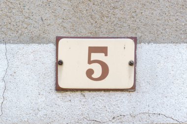 Ev numarası beş (5)