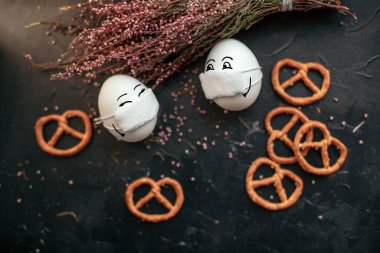 Evde maskeli komik paskalya yumurtaları varken covid-19 karantinaya alındı..