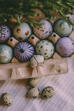 Paskalya renklerinde elle boyanmış yumurtalar.. 