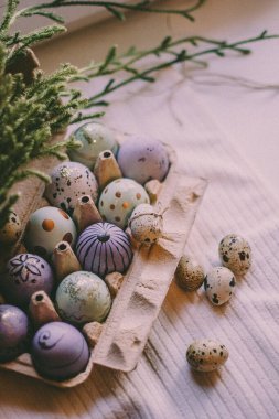 Paskalya renklerinde elle boyanmış yumurtalar.. 