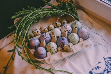 Paskalya renklerinde elle boyanmış yumurtalar.. 