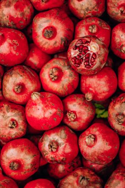 Gıda pazarında lezzetli kırmızı nar.