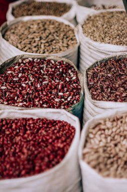 fasulye, bakla, yiyecek pazarı, torbalarda fasulye.