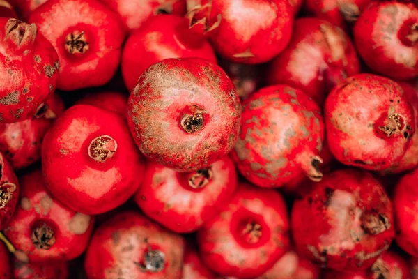 Gustoso Melograno Rosso Maturo Sul Mercato Alimentare — Foto Stock