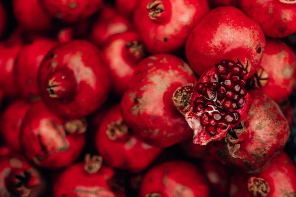 Chutné Zralé Červené Granátové Jablko Trhu Potravinami — Stock fotografie