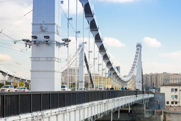 İnsanlar Krymsky Köprüsü.