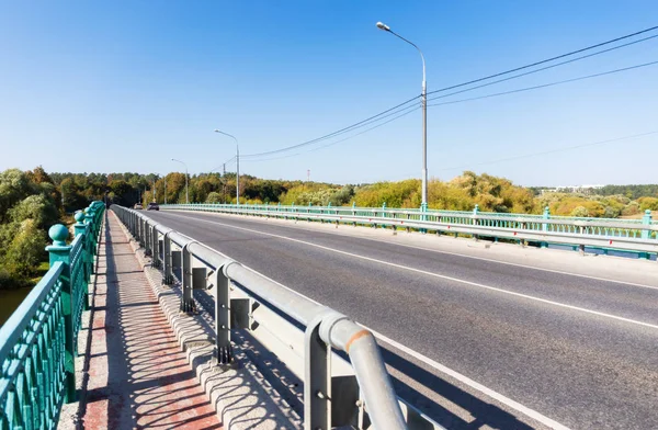 Otomobil yol ile köprü — Stok fotoğraf