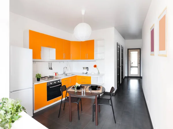 ห้องครัวสีส้มสมัยใหม่ — ภาพถ่ายสต็อก