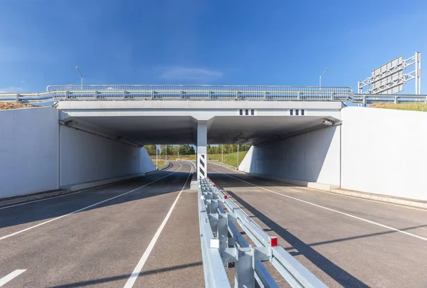 Witte betonnen viaduct — Stockfoto