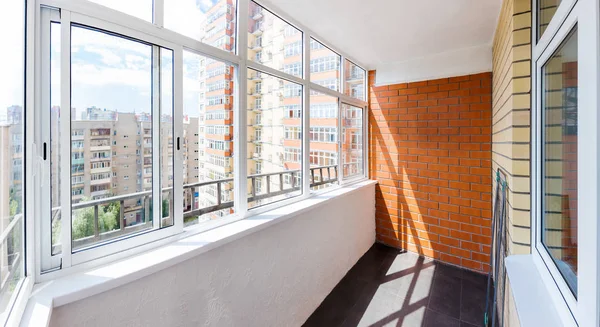 Glazen balkon in het appartement — Stockfoto