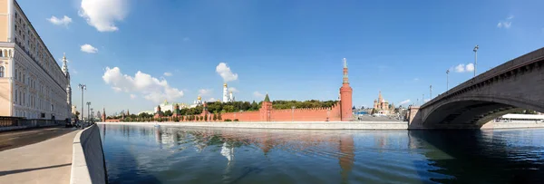 Panoramisch uitzicht van het kremlin van Moskou — Stockfoto