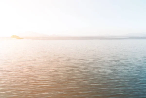 Klein eiland in de zee — Stockfoto