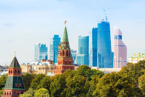 Zakendistrict van de stad Moskou met Kremlin toren — Stockfoto