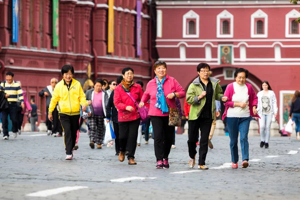 Grupo de turistas chineses na Praça Vermelha . — Fotografia de Stock